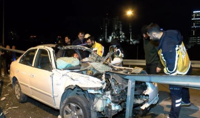 Ataşehir'de bariyerler otomobile ok gibi saplandı: 1 yaralı