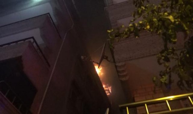Avcılar'da 5 katlı binanın çatı katı alev alev yandı
