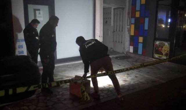 Avcılar'da kanlı tartışma: Oğlunu öldürdü, baba ve annesini bıçaklayıp kaçtı - 1