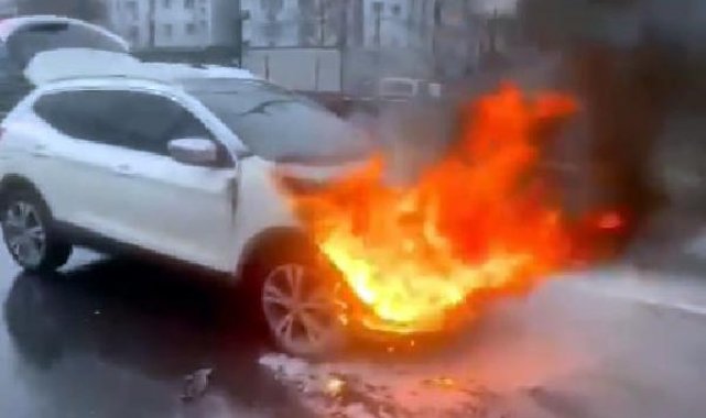 Avcılar'da otomobil alev alev yandı