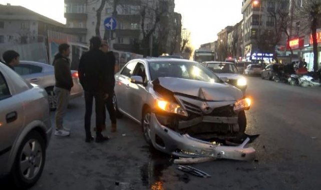 Avcılar'da ters yönden gelen otomobil minibüse çarptı: 3 yaralı