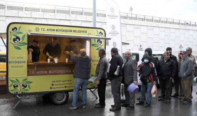 Aydın Büyükşehir Belediyesi'nden Kuşadalılara soğuk havada iç ısıtan ikram