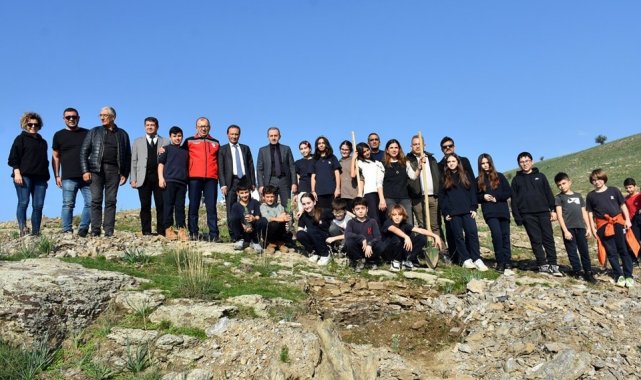 Aydın'da yürütülen proje kapsamında fıstık çamı ve akasya ağacı dikimi yapıldı