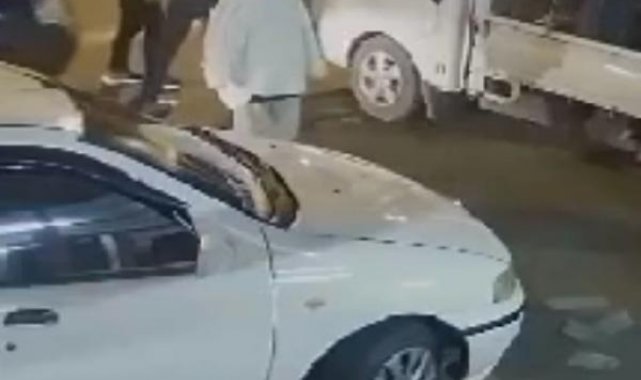 Aynı kamyonete 1 dakika içinde 2 kez çarptı; meraklı vatandaş yaralandı