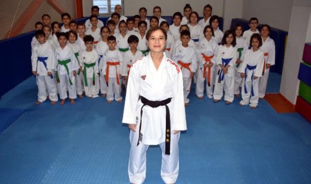 Babası 'eğlensin' diye salona götürüyordu, şimdi karateci kızlar yetiştiriyor