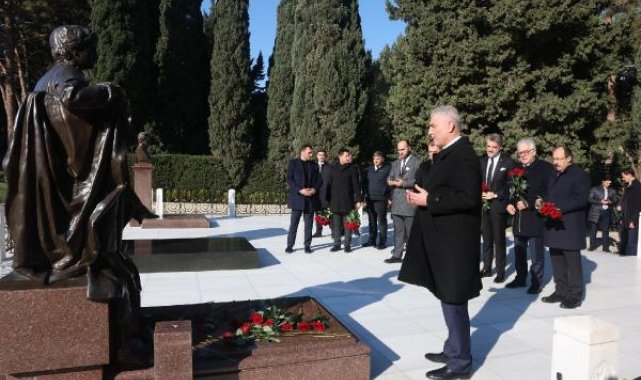 Bakan Bolat, Bakü'de Türk Şehitliği'ni ziyaret etti