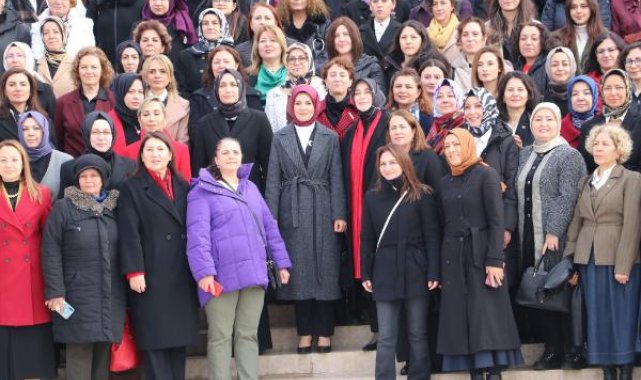 Bakan Göktaş, kadınlarla Anıtkabir'i ziyaret etti