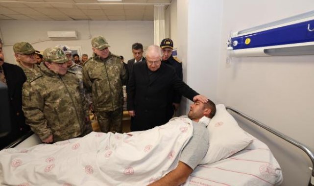 Bakan Güler, Şırnak'ta yaralı askerleri ziyaret etti