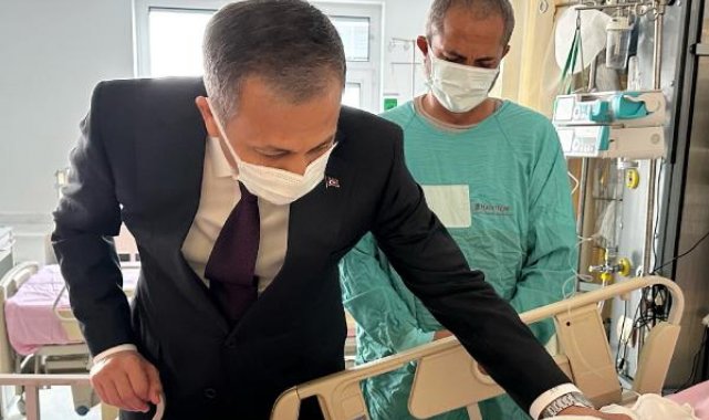 Bakan Yerlikaya, başıboş köpeklerin yaraladığı Tunahan'ı ziyaret etti