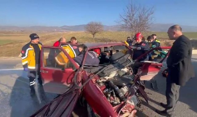 Bariyere çarpan otomobilinde sıkışan sürücüyü itfaiye kurtardı