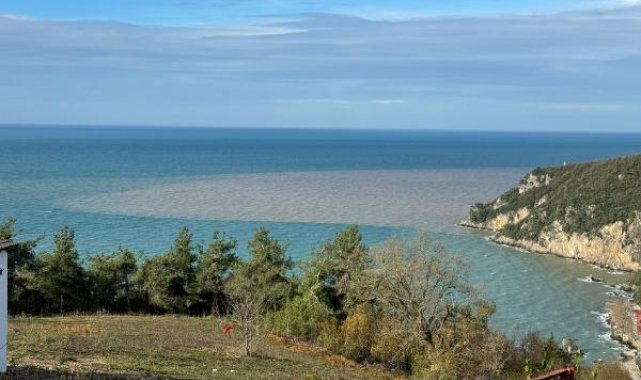 Bartın Irmağı'ndan akan çamurlu su, denizin rengini değiştirdi