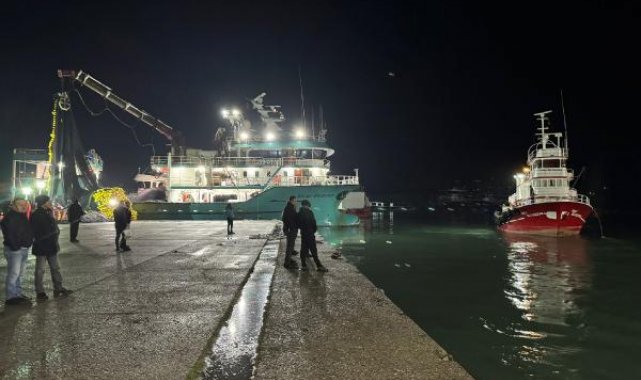 Bartın'da balıkçılar, 300 ton hamsiyle döndü