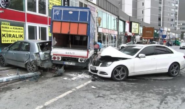 Başakşehir'de otomobil park halindeki araçlara çarptı