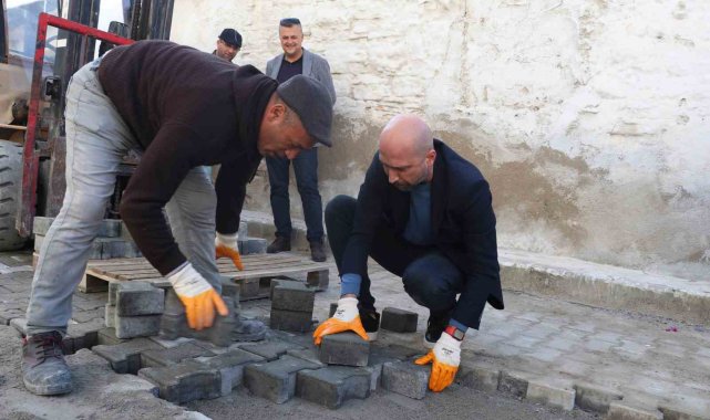 Başkan Arıkan eldivenleri giydi, kolları sıvadı parke taşı döşedi