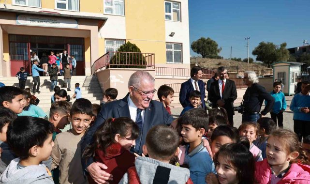 Başkan Mahçiçek'ten öğrencilere bot ve mont hediyesi