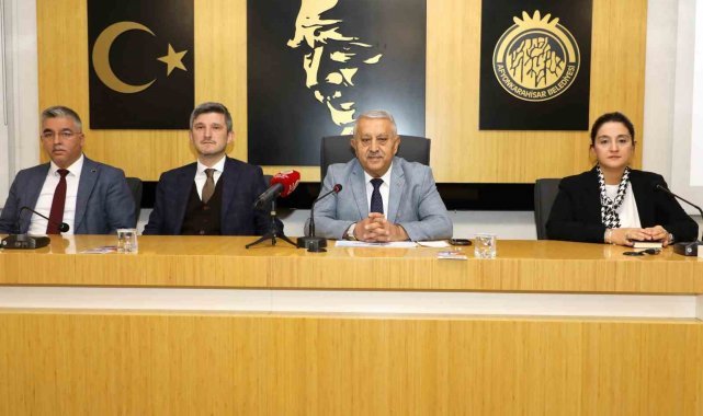 Başkan Zeybek: "58 mahallemize 500 bin ton sıcak asfalt serip, 995 Milyon TL yatırım yaptık"