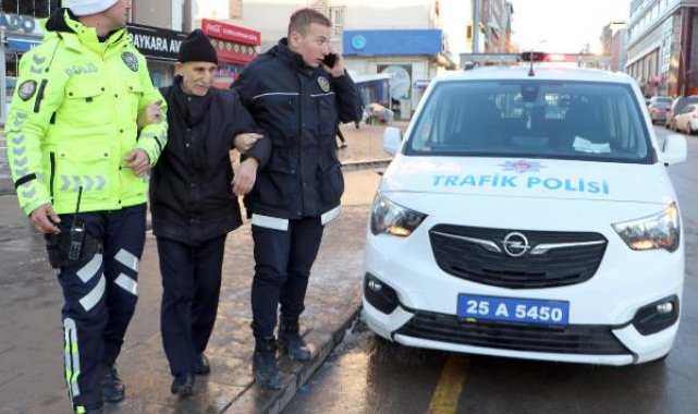 Bastonu kırılan görme engelliyi gideceği yere polis götürdü