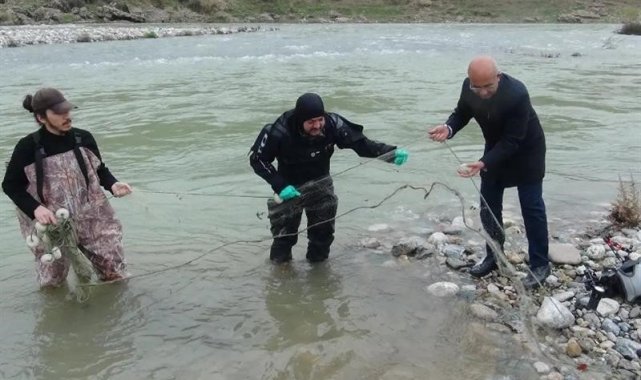 Batman'da çöpçü balığının korunması için çaylarda hayalet ağ temizliği yapıldı