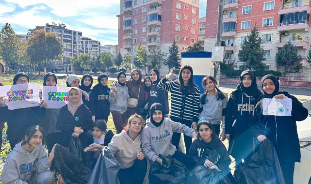 Batman'da öğrenci ve öğretmenler çevre temizliği yaptı