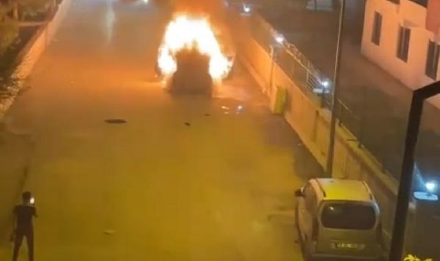 Batman'da park halindeki otomobil yandı