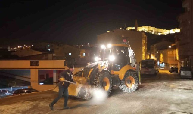 Bayburt Belediyesinin buz mesaisi aralıksız devam ediyor