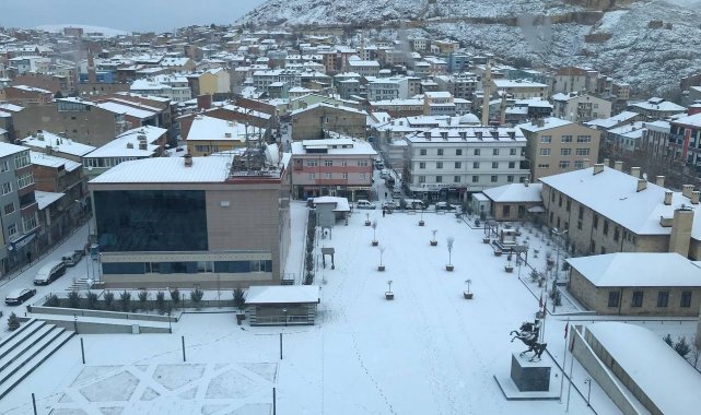 Bayburt pazar gününe kar yağışıyla uyandı