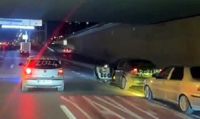 Beylikdüzü'nde trafikte kapısı açık otomobille tehlikeli yeni yıl kutlaması