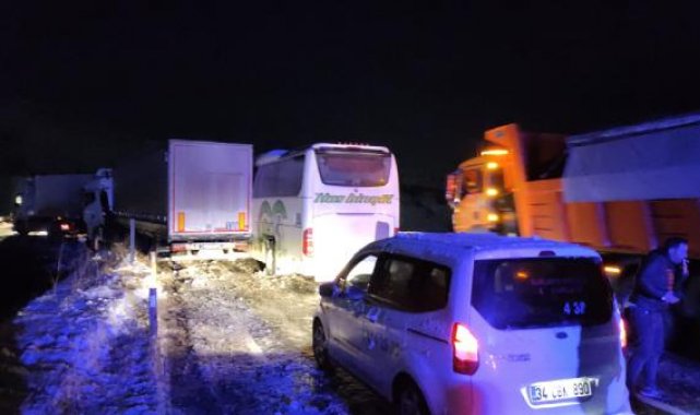 Bingöl'de yolcu otobüsü ile 2 TIR çarpıştı: 8 yaralı