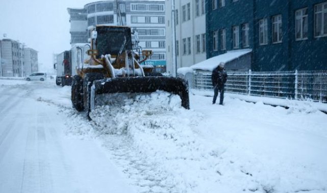 Bitlis'te kar yağışı; 20 köy yolu ulaşıma kapandı
