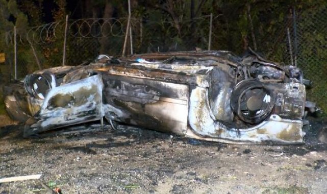Bursa'da kavşakta takla atıp yanan otomobilin sürücüsü olay yerinden kaçtı