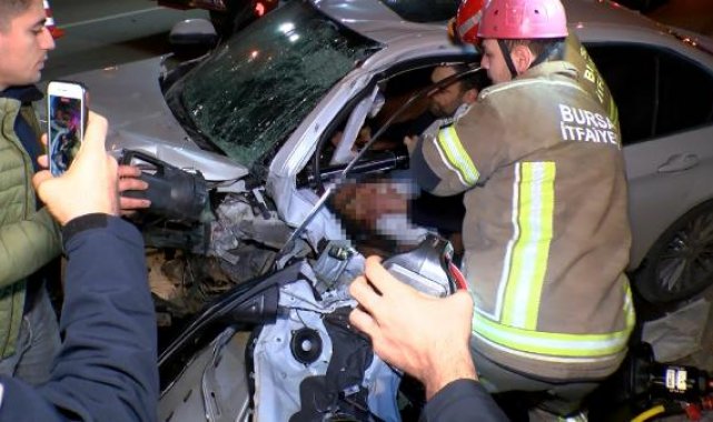 Bursa'da, kontrolden çıkan otomobil metronun duvarına çarptı