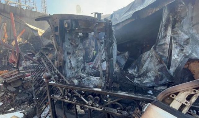 Bursa'da otomotiv yedek parça satışı yapılan iş yeri yandı
