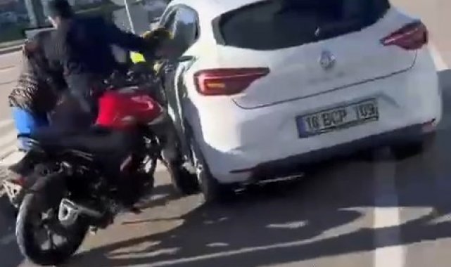 Bursa'da yol kavgası kamerada...Motosiklet sürücüsünü kaskıyla dövdü