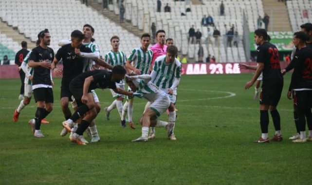 Bursaspor-Diyarbekirspor maçında saha karıştı