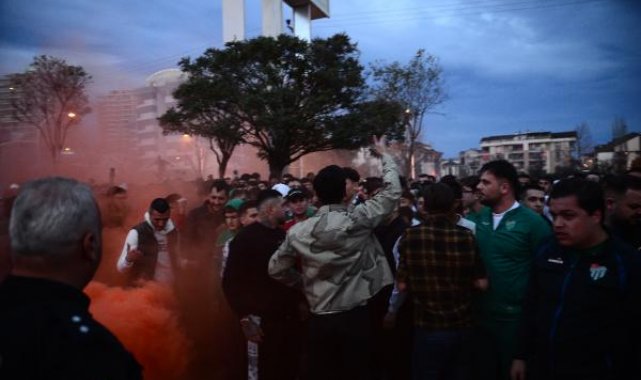 Bursaspor taraftarından yönetime: İstifanız Bursaspor'un önündeki ilk engeli kaldıracak