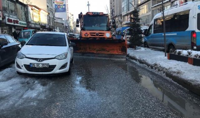 Buzlanan yoldaki çalışmayı engelleyen hatalı park edilen otomobili ittiler