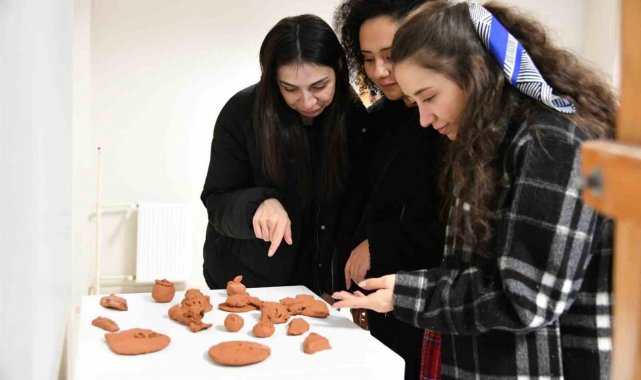 ÇAKÜ'de sanat atölyelerinde üretilen eserler beğeniye sunuldu