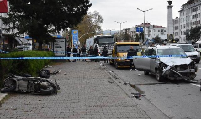 Camında 'Hızlı ve öfkeli' yazısı olan otomobil motosiklete çarpı: 2 yaralı