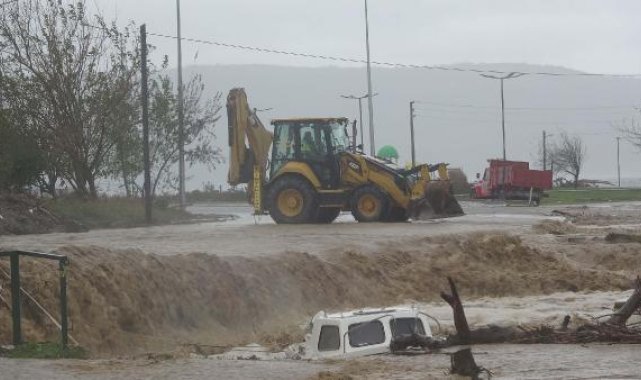 Çanakkale'de sağanak nedeniyle Kepez Çayı taştı