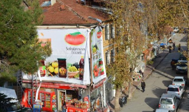 Çatından sarkıp, afiş asmaya çalıştı; o anlar kamerada