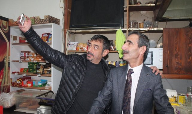 Çayevinde siyaset konuşturmayan takım elbiseli çaycı sosyal medya fenomeni oldu