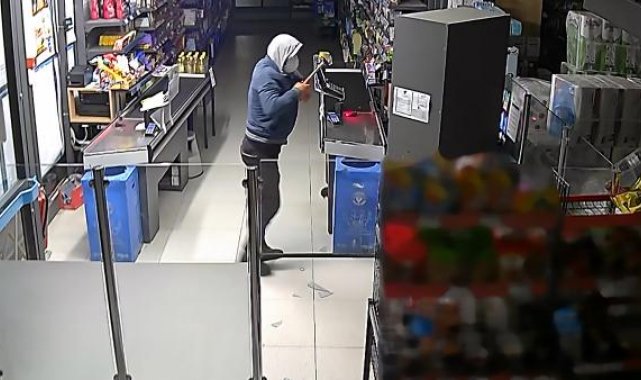 Çekiçle kapısını kırarak girdiği marketten çaldığı ürünleri satmış