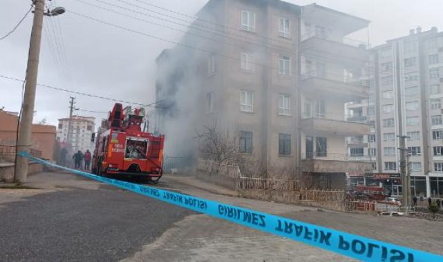 Çöpte çıkan yangının sıçradığı 2 daire ile otomobil kullanılamaz hale geldi