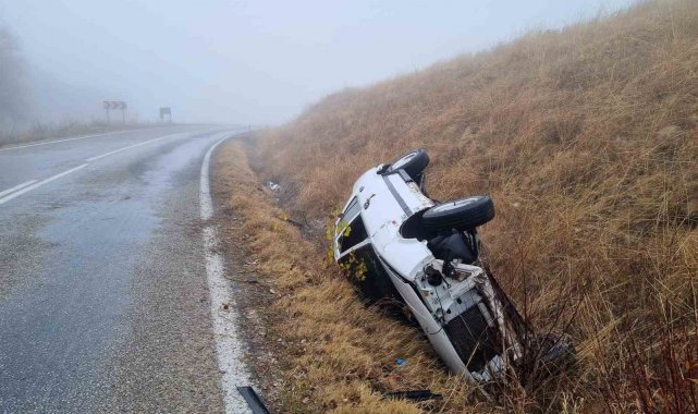 Çorum'da siste kontrolden çıkan otomobil takla attı: 3 yaralı