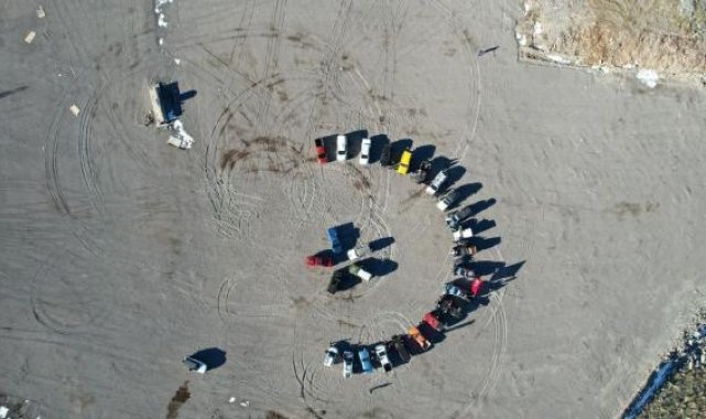 Cudi'de Off-Road araçlarıyla 'ay yıldız' gösterisi