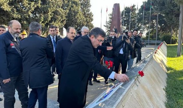 Cumhurbaşkanı Yardımcısı Yılmaz, Bakü'de Türk Şehitliği'ni ziyaret etti