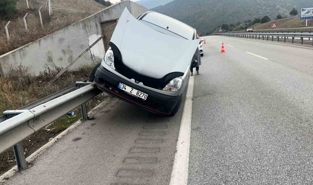 D100'de kontrolden çıkan hafif ticari araç bariyerde asılı kaldı