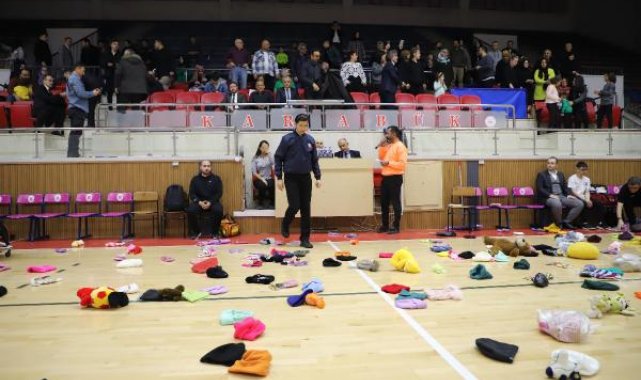 Depremzede çocuklar için sahaya oyuncak, atkı ve bere attılar
