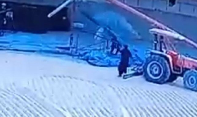 Devrilmesini engellemeye çalıştığı makinenin altında kalıp öldü