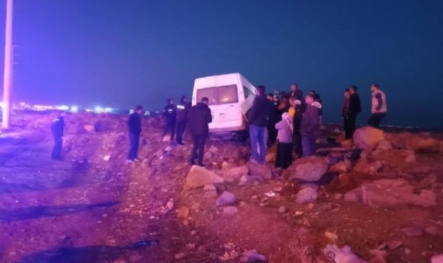 Diyarbakır'da inşaat işçilerini taşıyan minibüs tarlaya uçtu: 15 yaralı
